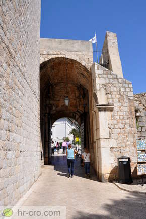 Pogled na zunanja vrata s Ploč od trdnjave Revelin