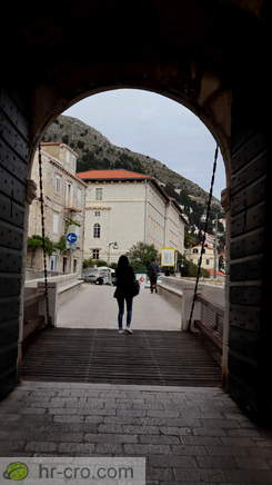 Prehod pod vrati s Ploč