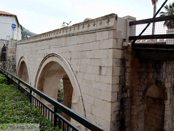 Kamniti most pred vrati s Ploč