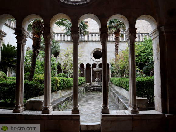 Križni hodnik in samostanski vrt