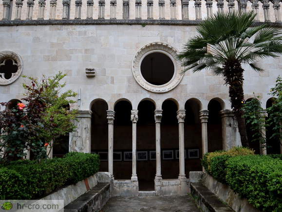 Pogled nazaj proti križnemu hodniku