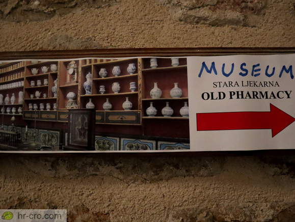Usmerjevalna tabla za staro lekarno in muzej