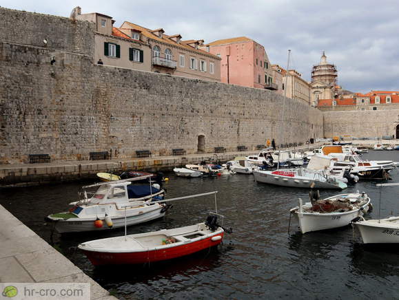 Pot med obzidjem in mestni luki