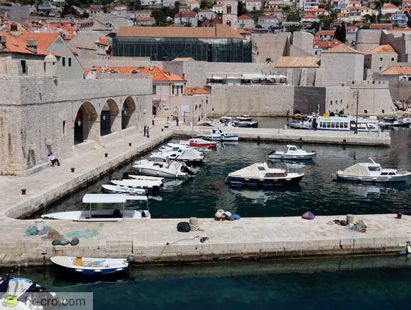 Mestna luka ob nekdanjem arsenalu (vojaško skladišče in ladjedelnica)