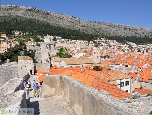 Pogled nazaj proti vstopni točki in zgoraj trdnjavi Minčeta