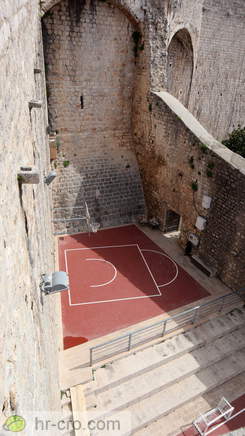 Košarkaško igrišče ob obzidju