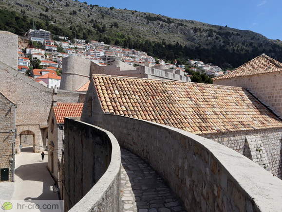 V bližini vstopne točke na vzhodni strani