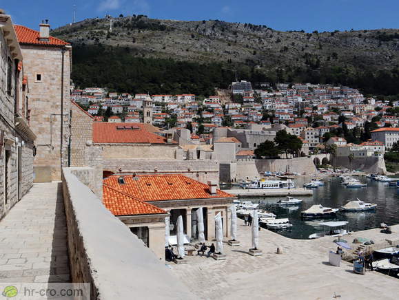 Pot nad mestnim pristaniščem