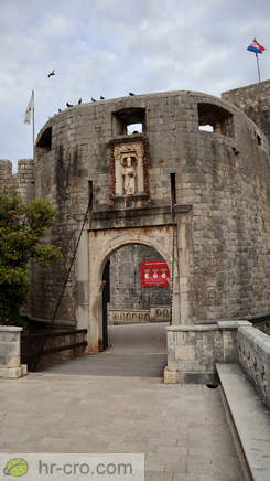Wooden drawbridge in front of the outer Pile Gate and the statue of St. Blaise