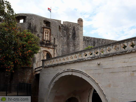 Pile Gate and stone bridge
