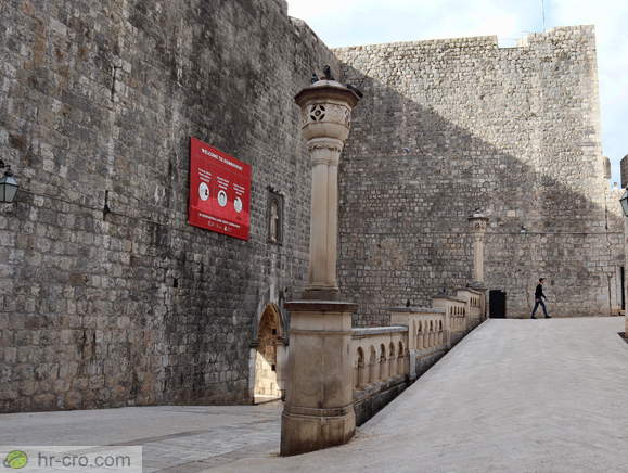 Passage between outer and inner gates