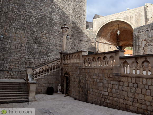 Place between outer and inner gates