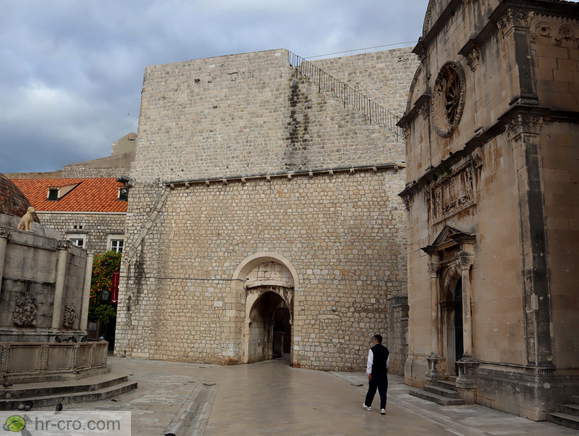 View from Placa (Stradun) towards the inner Pile Gate