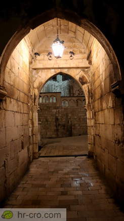 Passage at the inner gate