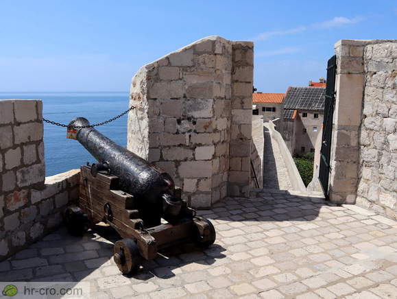 Arrival on the St. John's Fort from the path on the south side of the City Walls