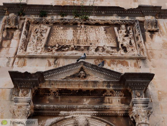 Zgornji del portala in napis