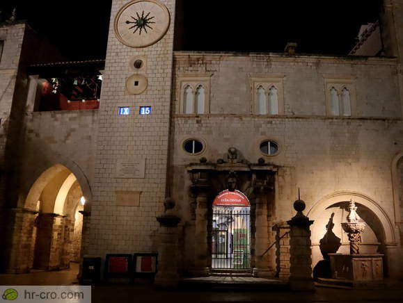 Mestni zvonik z okolico ponoči