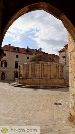 Big Onofrio's Fountain through the inner Pila Gate