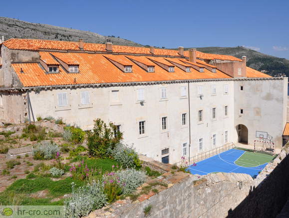 Pogled na klasično gimnazijo z mestnega obzidja