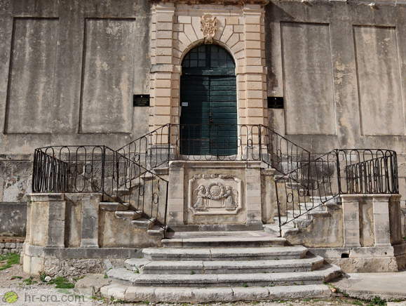 Manjše stopnišče do vhoda