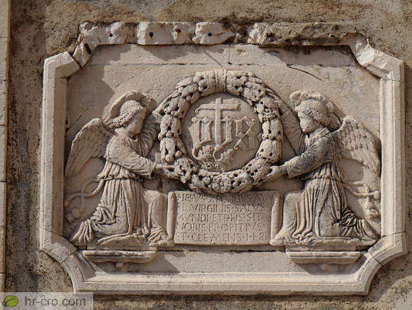 Monogram Kristusa, ki ga podpirajo angeli ter napis spodaj