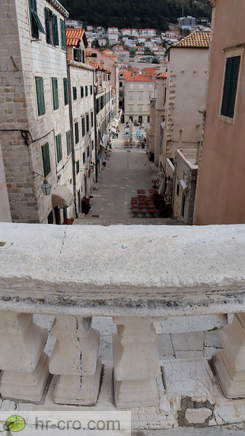 Pogled z vrha stopnišča proti Gundulićevi poljani