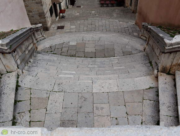 Pogled na stopnišče z vrha