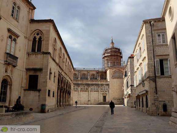 Pred Dvorom proti katedrali