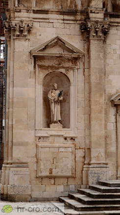 Kip na pročelju katedrale