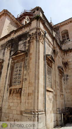 Pogled na vogal katedrale