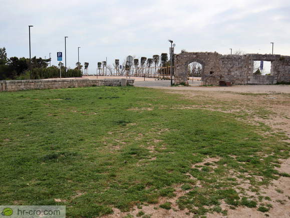 Pogled proti parkirišču za park Gradac