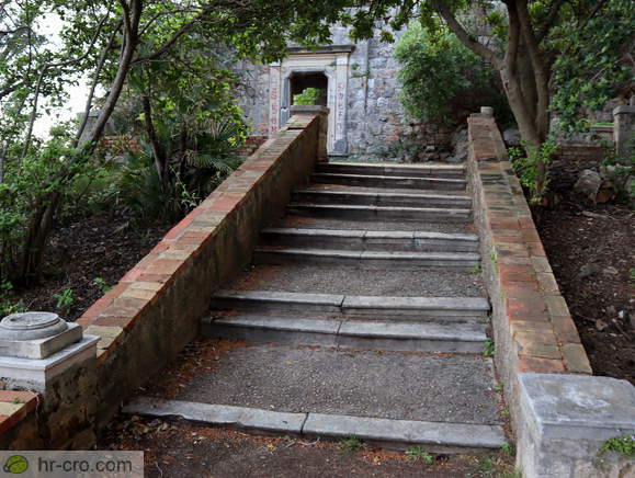 Stopnice proti obzidju