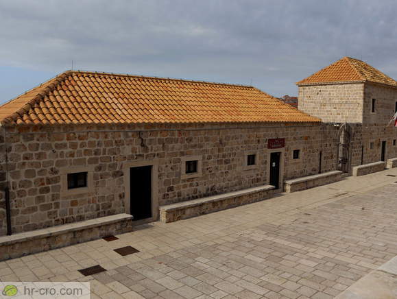 Nadstropna hiša na vhodu