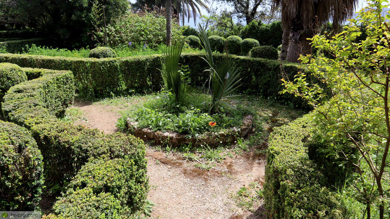 Geometric flower beds and clipped hedges