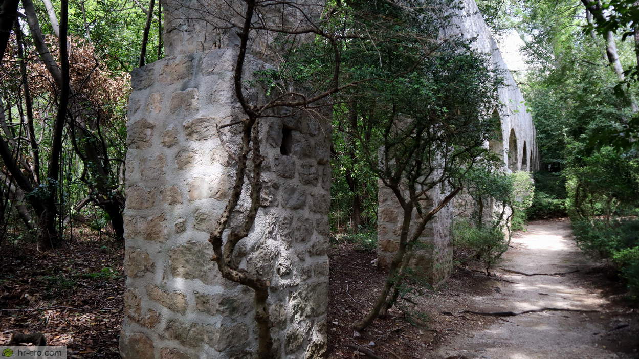 Path running between the aqueduct pillars