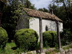 Kapelle des hl. Hieronymus - Seitenansicht der Kapelle zwischen geschnittenen Hecken 