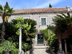 Gučetić-Gozze Summer Residence - Façade of the Gučetić-Gozze residence among palms 