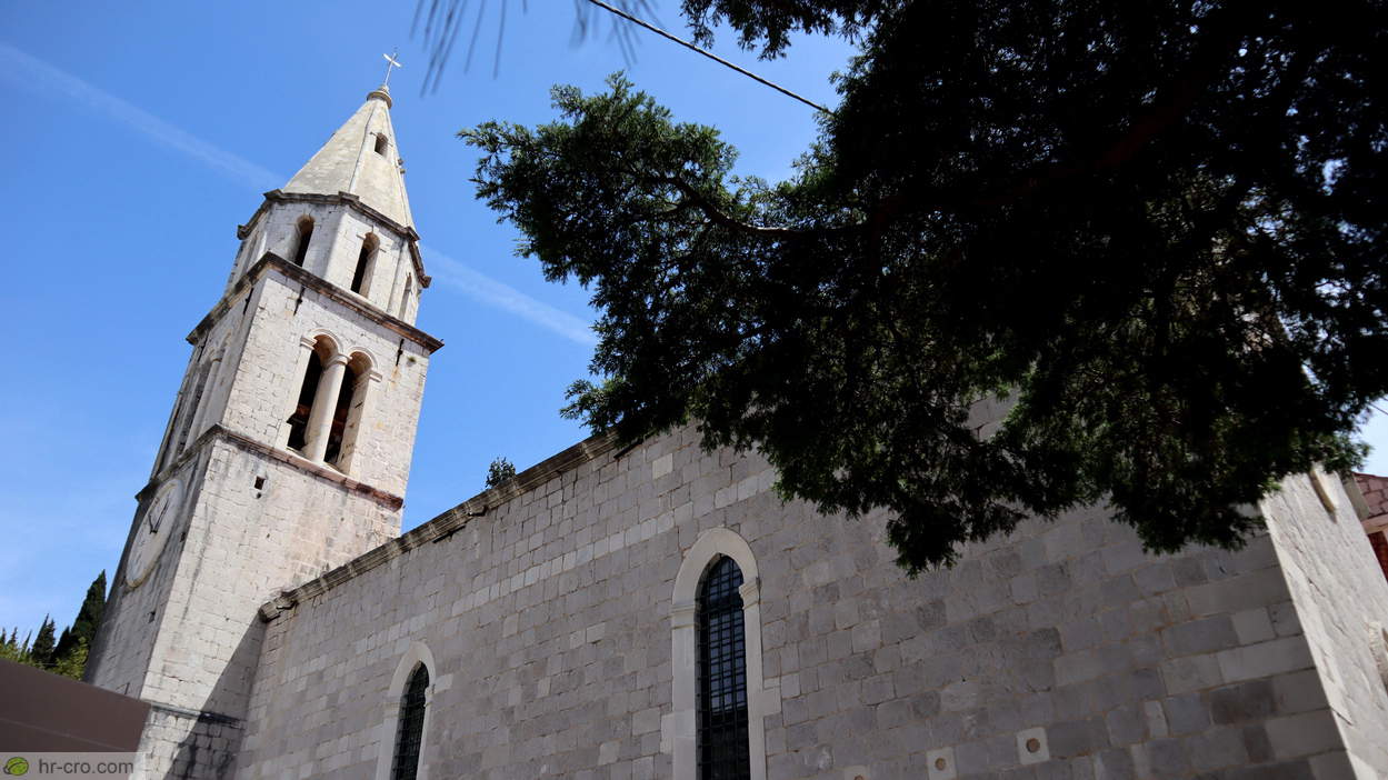 Bell tower and long stone nave of the church - Photo: 50008020-11 Bell tower and long stone nave of the church
