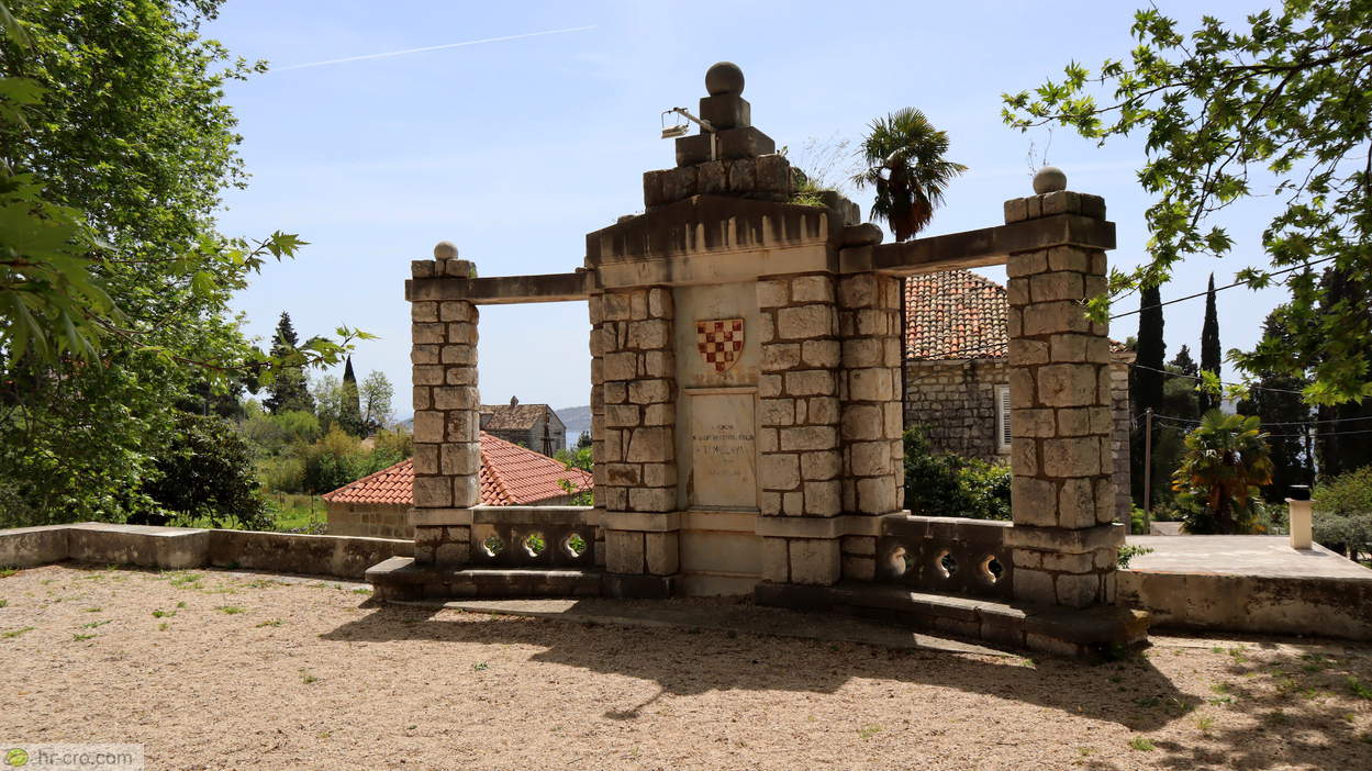 Stone colonnade of the King Tomislav memorial