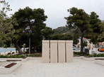 Slano - Steinskulptur auf einem Platz in Slano 