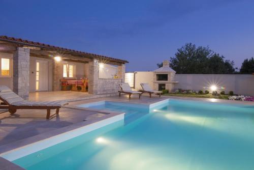 2-bedroom house with pool in Pula