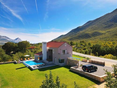 Luxurious Villa With Heated Pool And Mountain View Luxurious Villa With Heated Pool And Mountain View