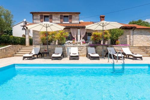 Faszinierende Villa mit 4 Bikes, Privatpool, Panoramablick, BBQ-Bereich, Waschmaschine