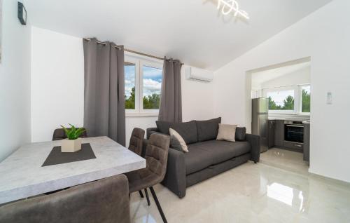 1 Bedroom Amazing Apartment In Pridraga