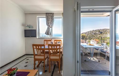 1 Bedroom Lovely Apartment In Makarska