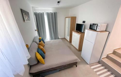 Awesome Apartment In Karlobag With House Sea View