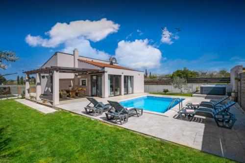 Bobo Family house with pool Bobo Family house with pool