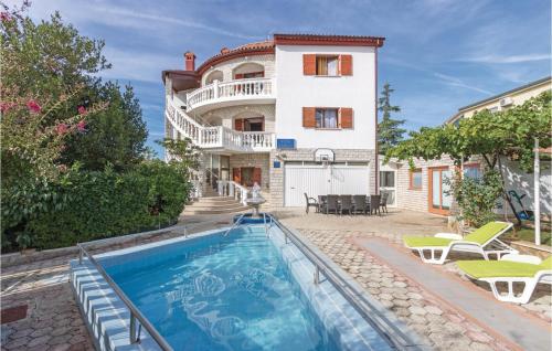 8 Bedroom Stunning Home In Pula