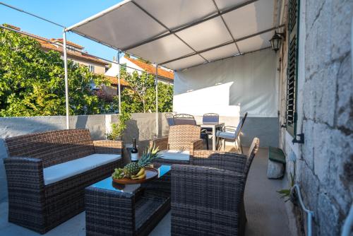 Antique beautiful apartment in center with terrace & sea view Antique beautiful apartment in center with terrace & sea view