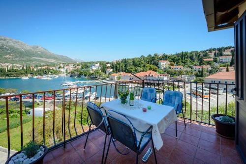 Apartment in Cavtat with sea view, balcony, air conditioning, WiFi (3686-3)